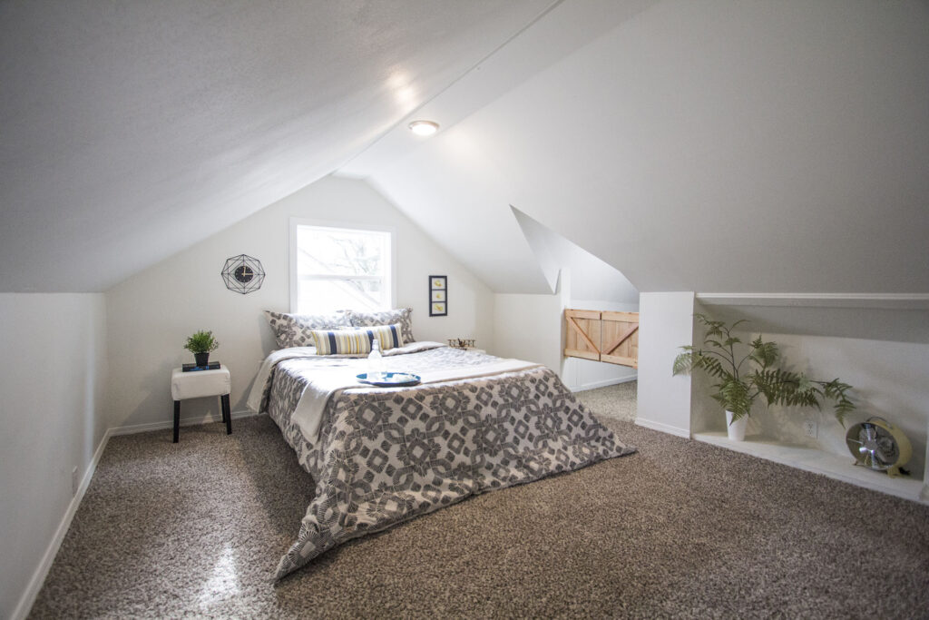 5.-09.-Attic-Room-02